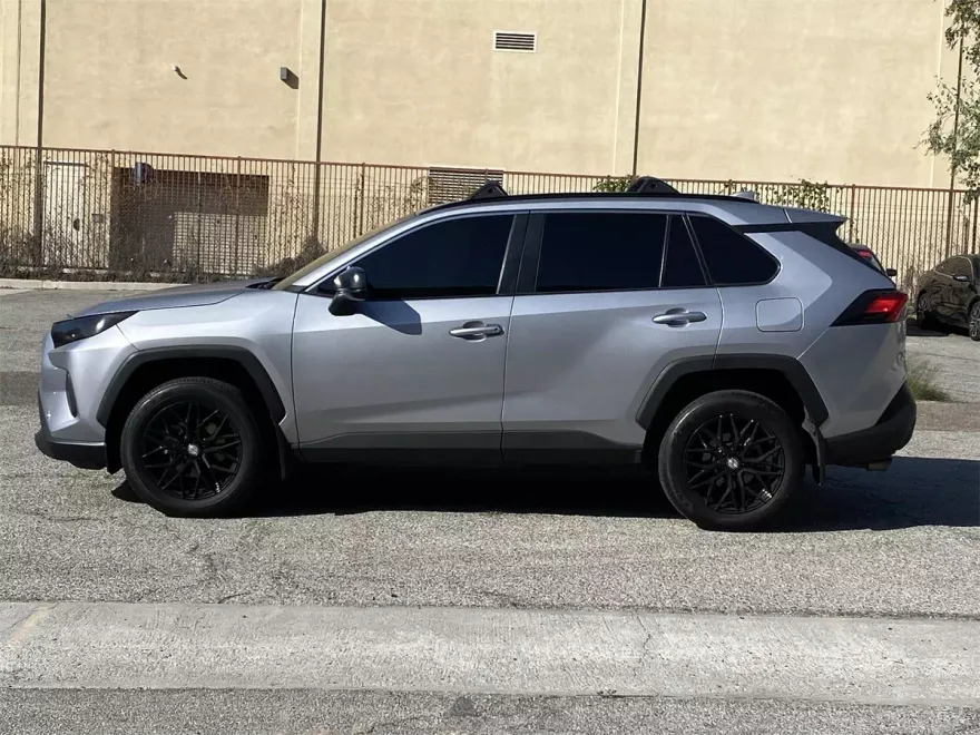2021 Toyota RAV4 LE photo 1