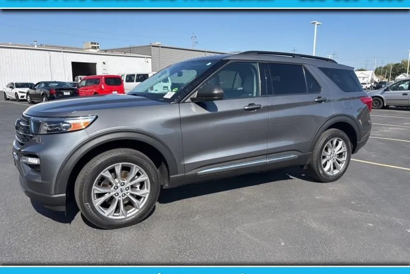 2023 Ford Explorer XLT photo 1