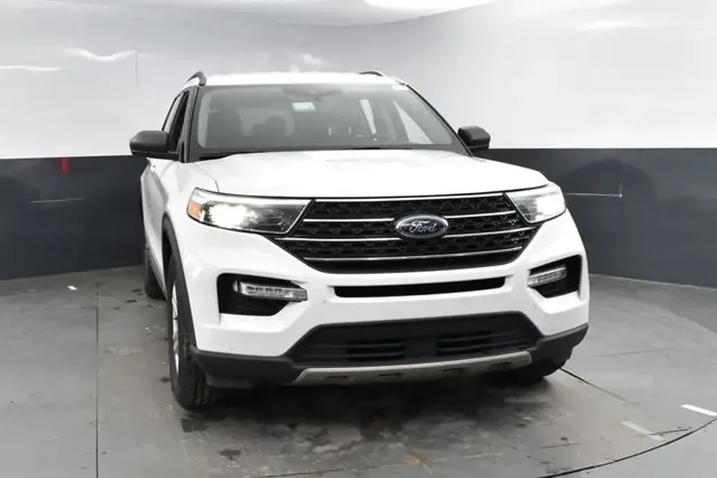 2023 Ford Explorer XLT photo 1