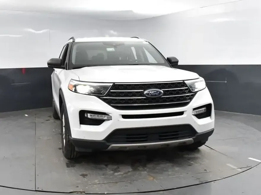 2023 Ford Explorer XLT photo 1