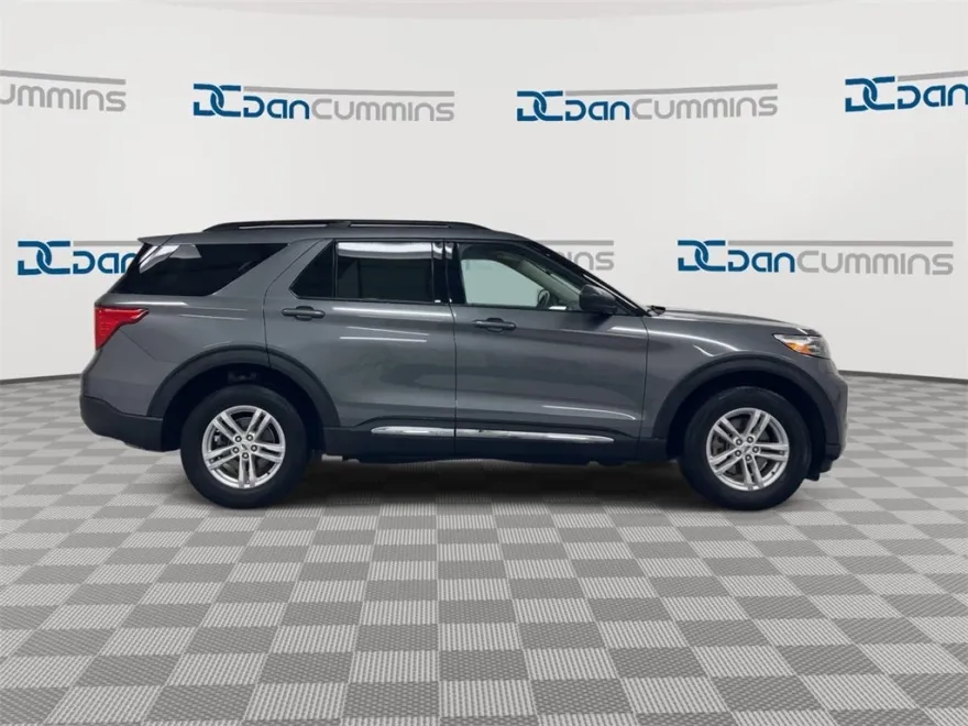 2023 Ford Explorer XLT photo 1
