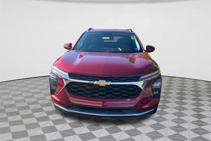 2024 Chevrolet Trax LT photo 1