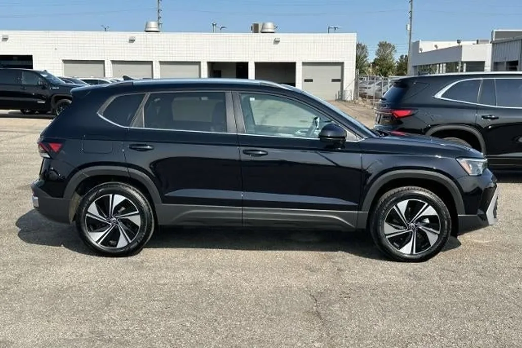 2025 Volkswagen Taos SE photo 1