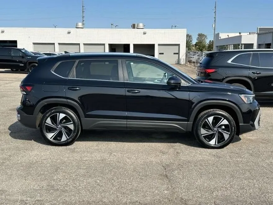 2025 Volkswagen Taos SE photo 1