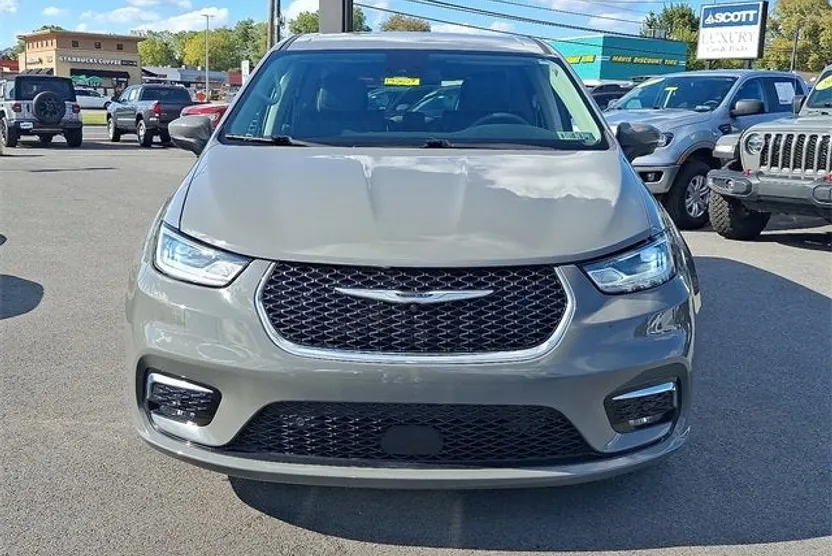 2023 Chrysler Pacifica Hybrid Touring L photo 1