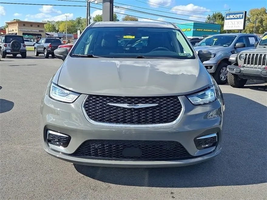 2023 Chrysler Pacifica Hybrid Touring L photo 1