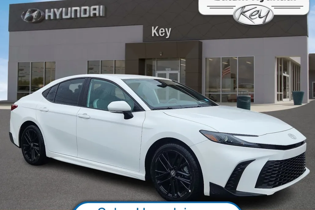 2025 Toyota Camry SE photo 1
