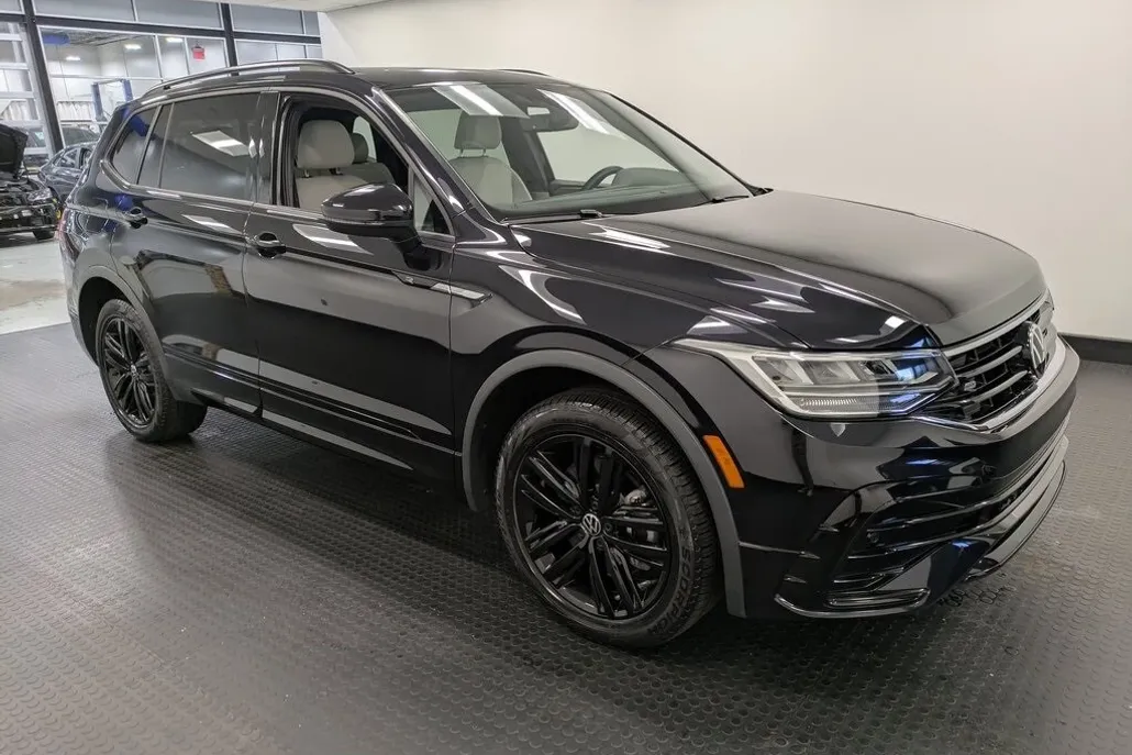 2022 Volkswagen Tiguan SE R-Line Black photo 1