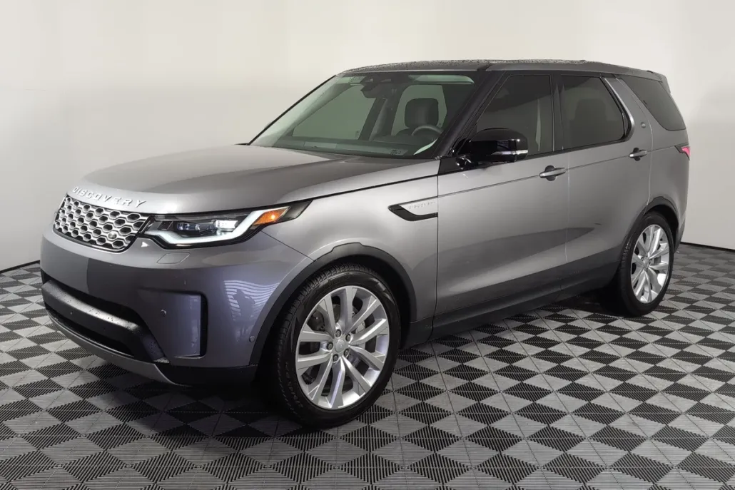 2024 Land Rover Discovery S photo 1