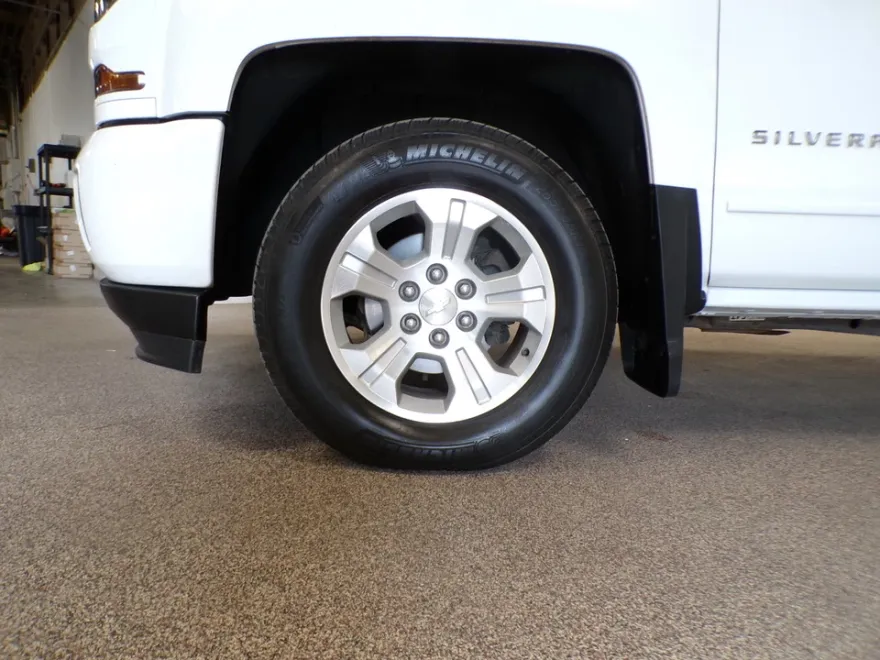 2017 Chevrolet Silverado 1500 LT photo 1