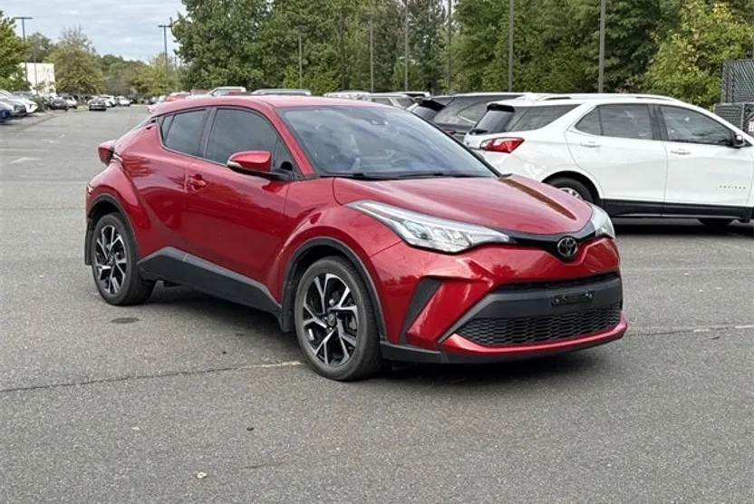 2020 Toyota C-HR XLE photo 1