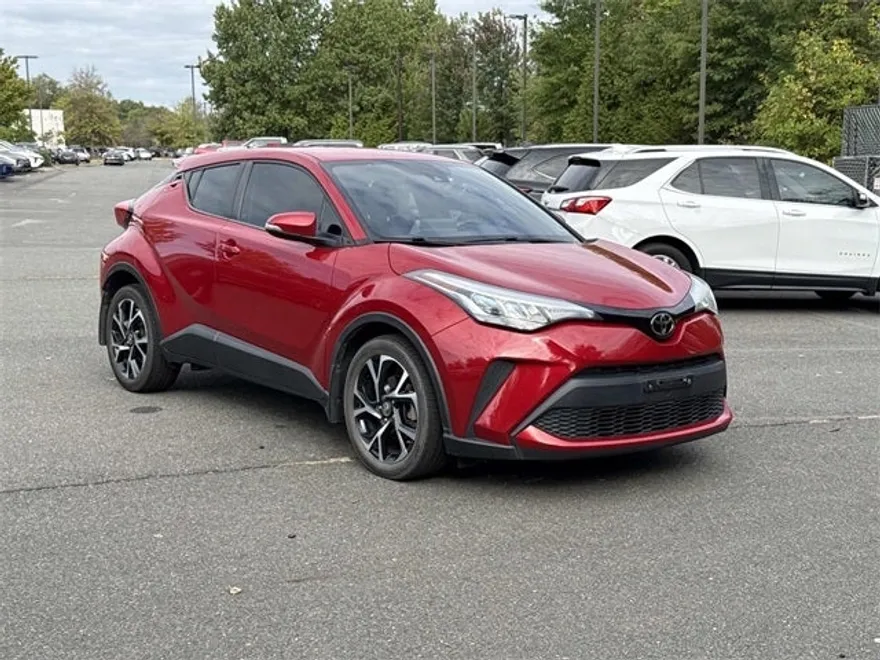 2020 Toyota C-HR XLE photo 1