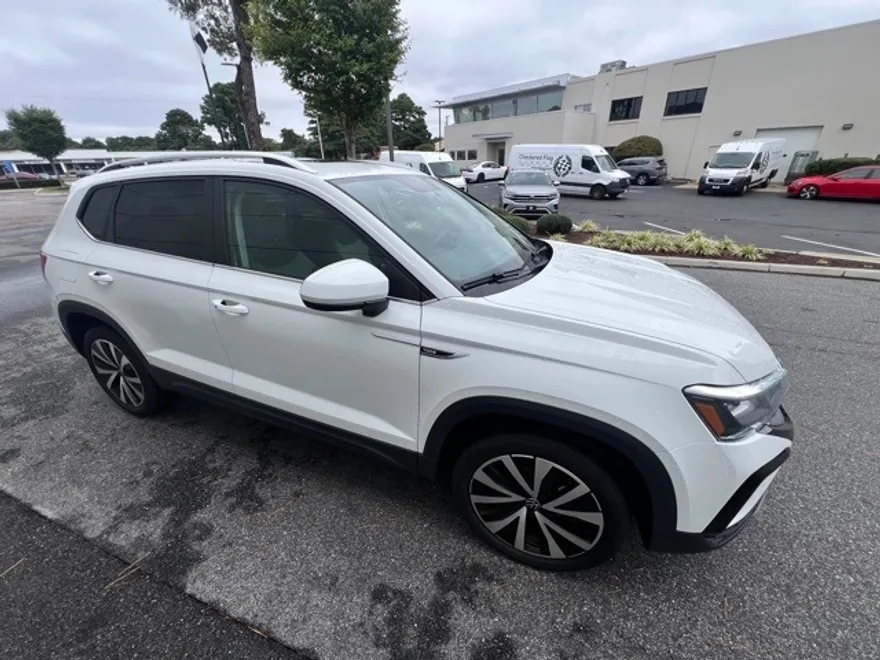 2022 Volkswagen Taos SE photo 1