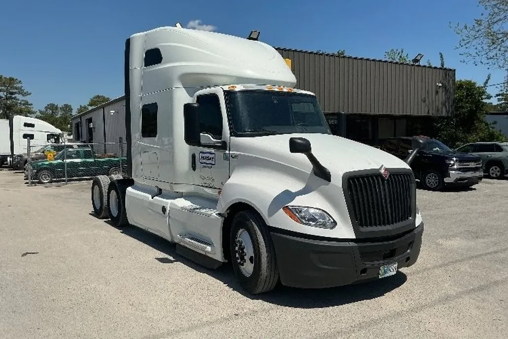 2022 International LT625 LT photo 1