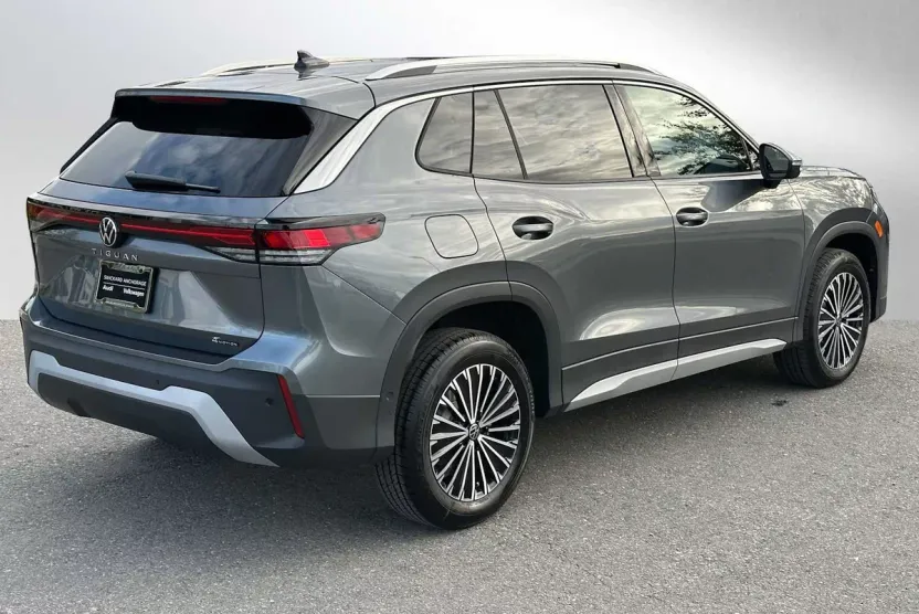 2025 Volkswagen Tiguan S photo 1