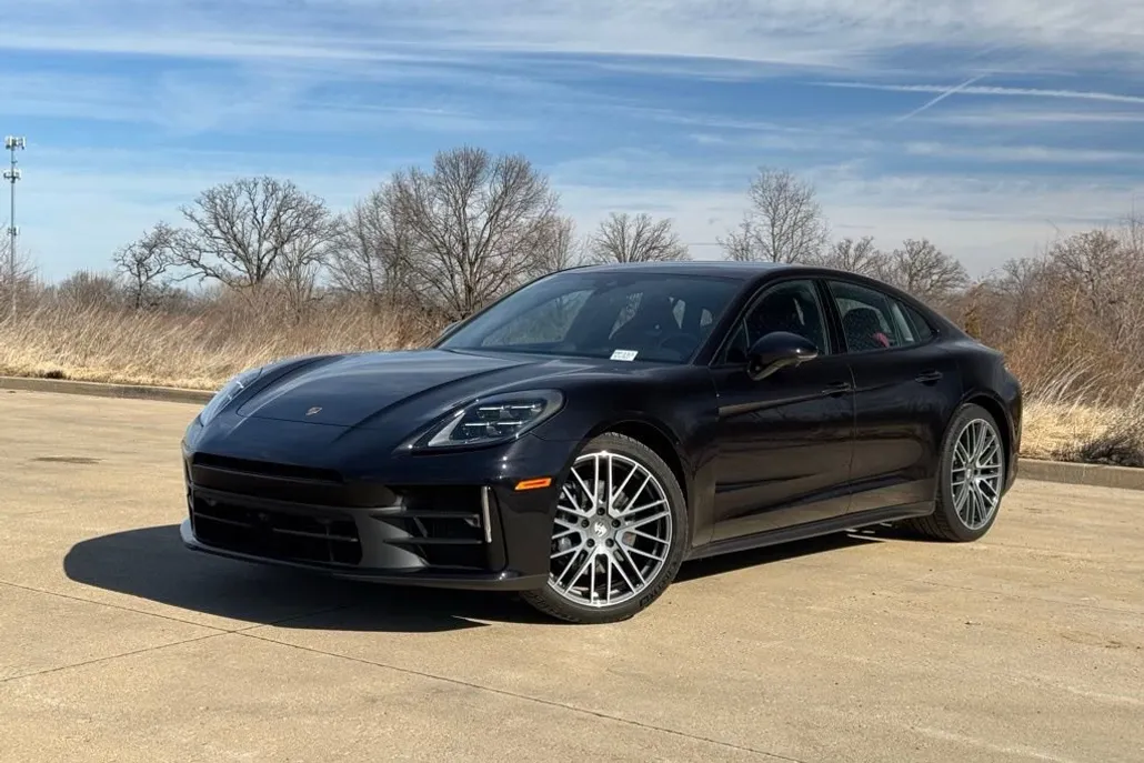 2024 Porsche Panamera photo 1