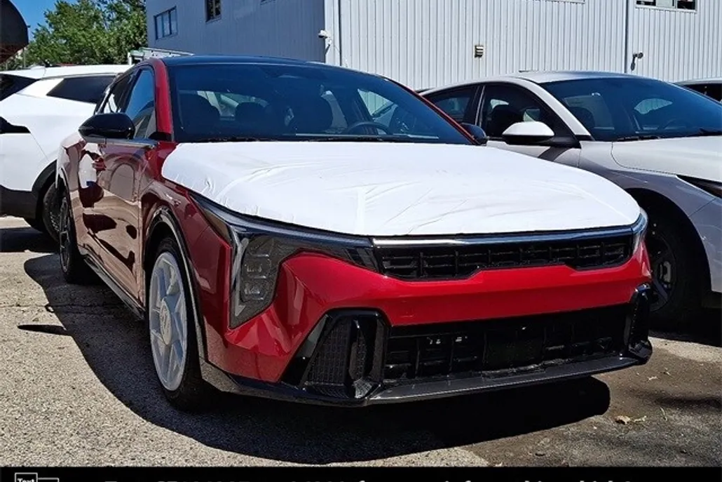 2025 Kia K4 GT-Line photo 1