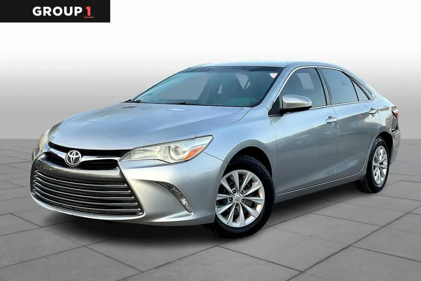 2016 Toyota Camry LE photo 1