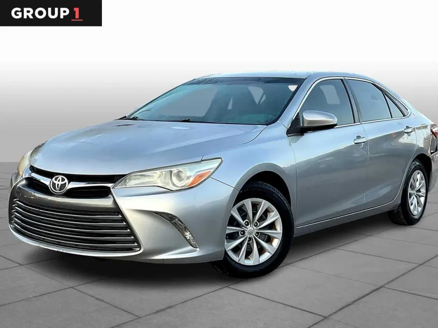 2016 Toyota Camry LE photo 1