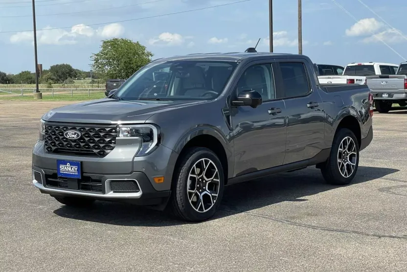 2025 Ford Maverick Lariat photo 1