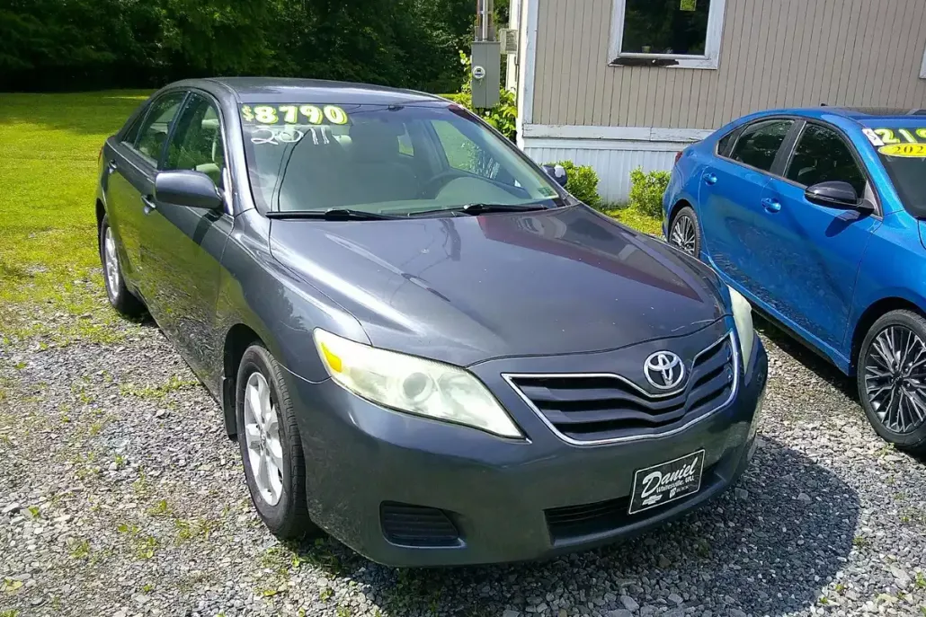 2011 Toyota Camry LE photo 1