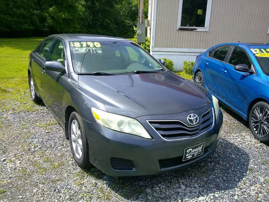 2011 Toyota Camry LE photo 1