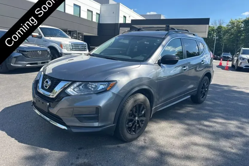 2017 Nissan Rogue SV photo 1