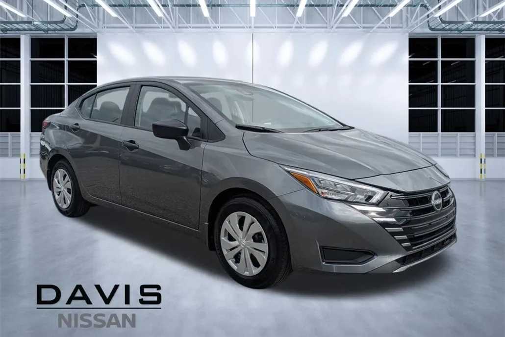 2025 Nissan Versa 1.6 S photo 1