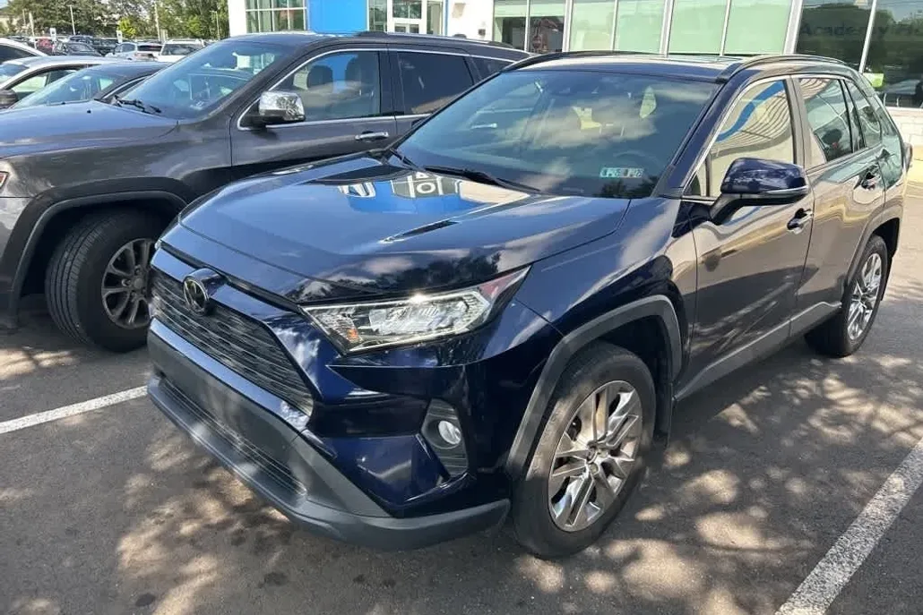2021 Toyota RAV4 XLE Premium photo 1