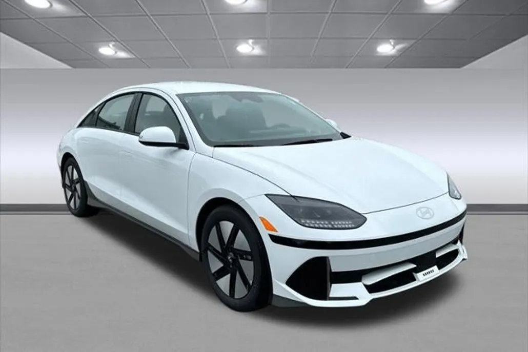2025 Hyundai Ioniq 6 SE Standard Range photo 1