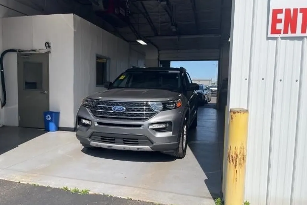 2023 Ford Explorer XLT photo 1