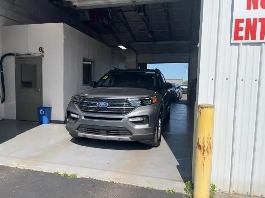 2023 Ford Explorer XLT photo 1