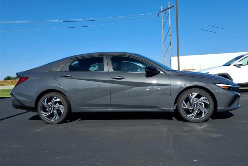 2025 Hyundai Elantra SEL Sport photo 1