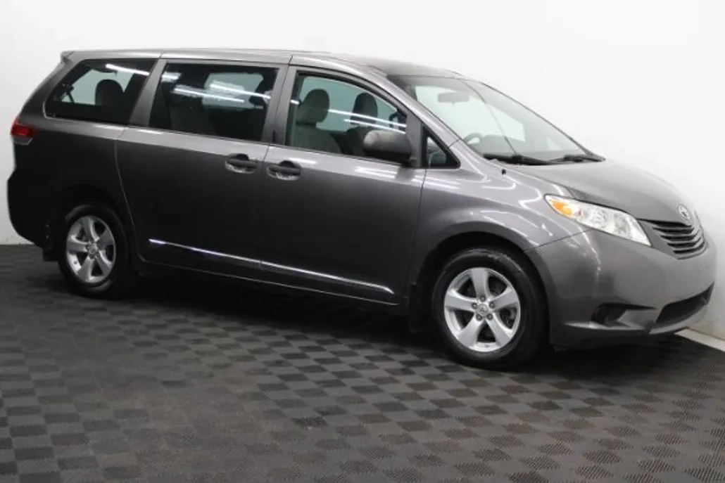 2011 Toyota Sienna LE photo 1