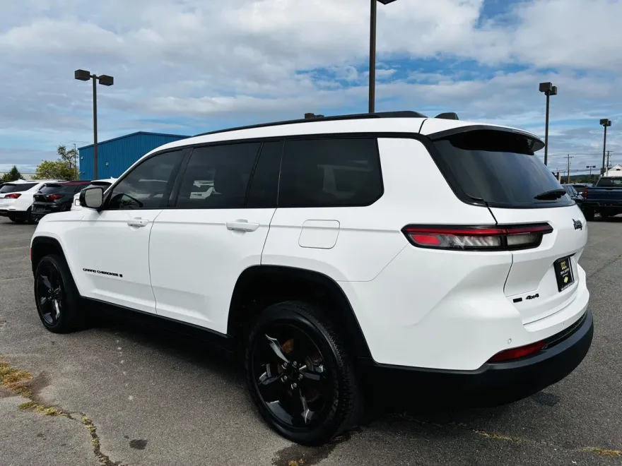 2023 Jeep Grand Cherokee Altitude photo 1