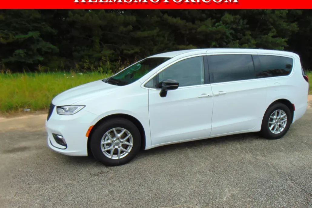 2024 Chrysler Pacifica Touring L photo 1