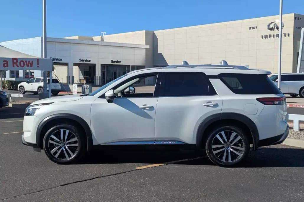 2023 Nissan Pathfinder Platinum photo 1