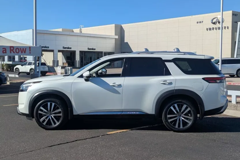 2023 Nissan Pathfinder Platinum photo 1