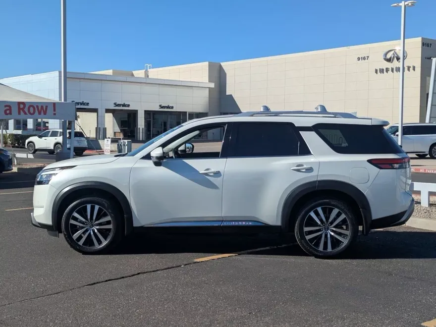 2023 Nissan Pathfinder Platinum photo 1