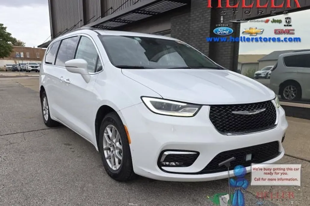 2022 Chrysler Pacifica Touring L photo 1