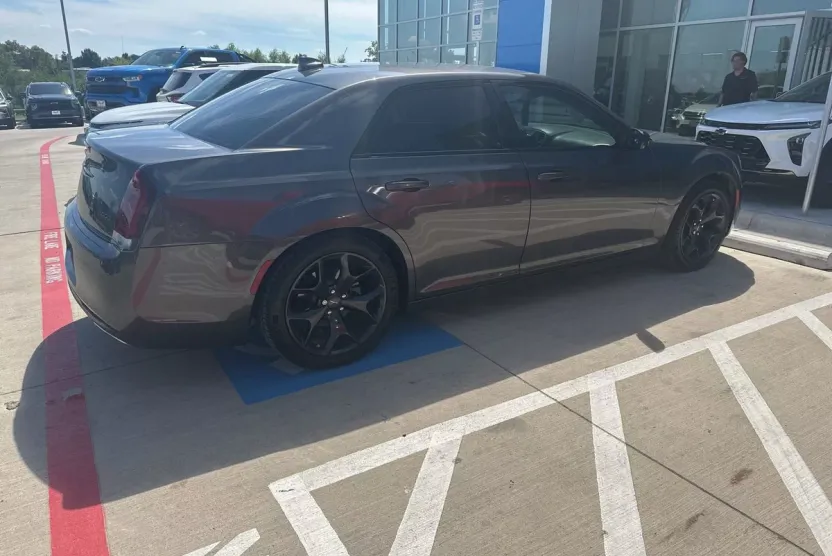 2021 Chrysler 300 Touring photo 1