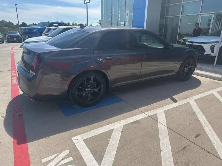 2021 Chrysler 300 Touring photo 1
