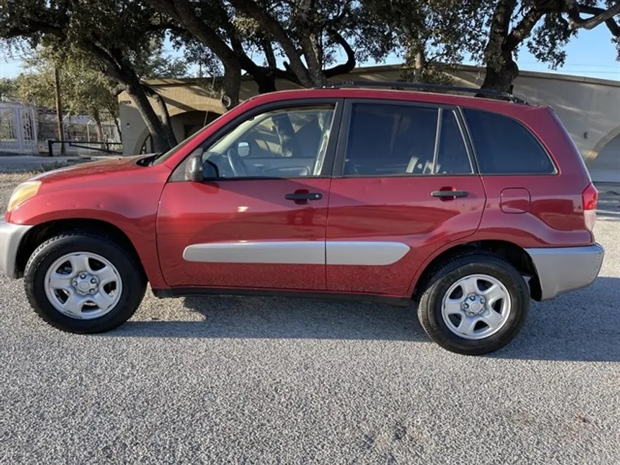 2003 Toyota RAV4 LE photo 1