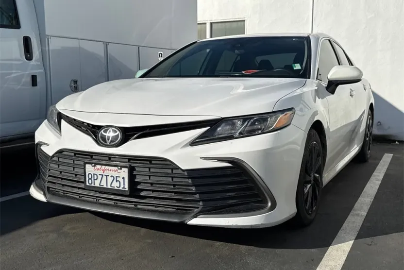 2021 Toyota Camry LE photo 1