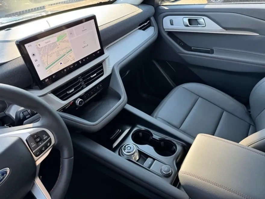 2025 Ford Explorer photo 1