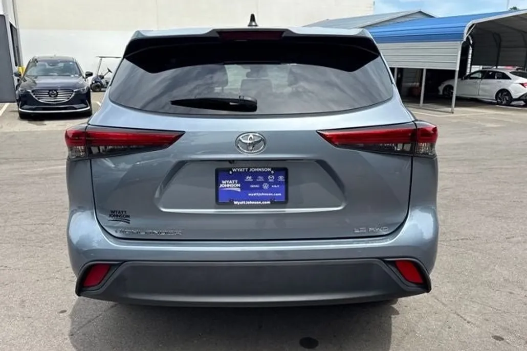 2022 Toyota Highlander LE photo 1