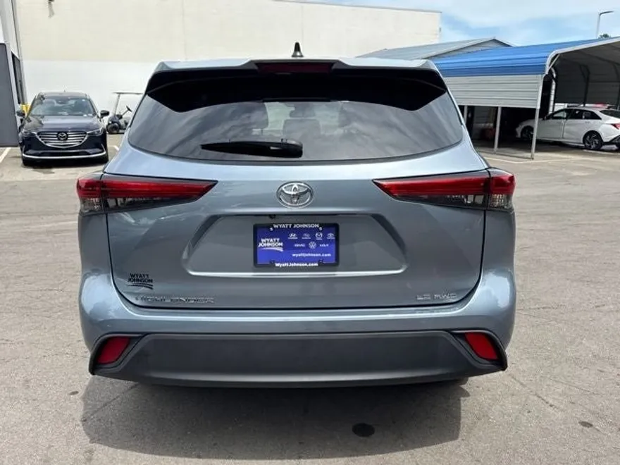 2022 Toyota Highlander LE photo 1