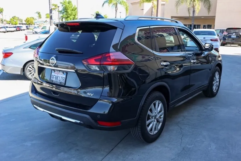 2019 Nissan Rogue SV photo 1