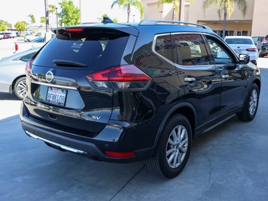 2019 Nissan Rogue SV photo 1