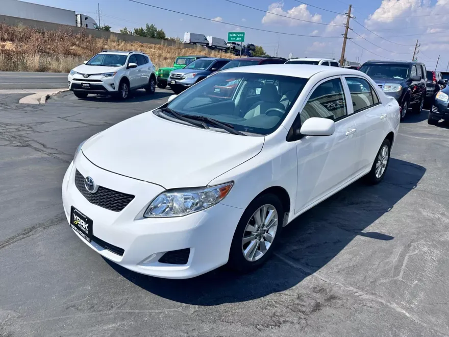 2010 Toyota Corolla LE photo 1